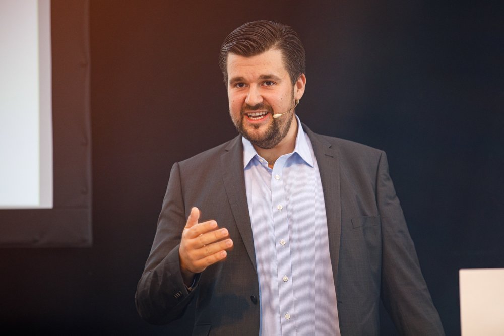 Alex Troost bei einer Keynote auf der Bühne
